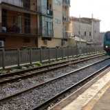 E su un balcone al primo piano di un palazzo giallo ocra scorgiamo un anziano intento a leggere. Sembra non essere disturbato dal fischio della locomotiva che si allontana. �Abbiamo imparato a convivere con il rumore dei treni�, ci urla dal suo balcone